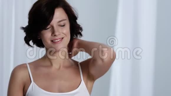 皮肤护理女人摸着自己的皮肤对着镜头微笑视频的预览图