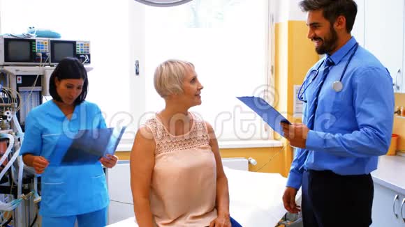 男医生与病人互动护士看x光视频的预览图