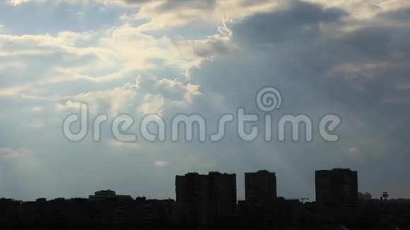 天空下的小镇视频的预览图