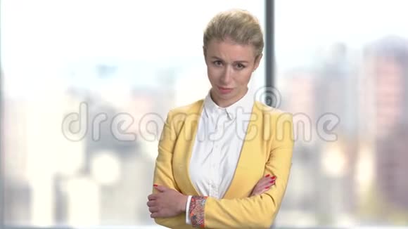 背景模糊的商务女性视频的预览图