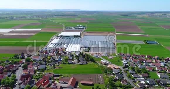 德国欧洲小定居点附近的农村土地视频的预览图