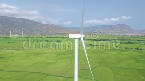风电涡轮上蓝天山景无人机观景清洁可再生能源空中观景风力发电机视频的预览图