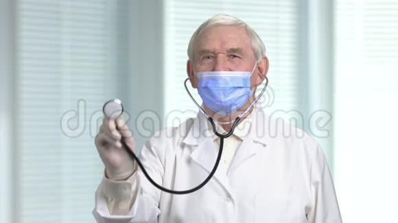 老年男性医生听听诊器视频的预览图