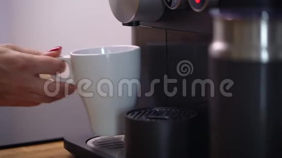 家用咖啡机准备一杯新鲜咖啡视频的预览图