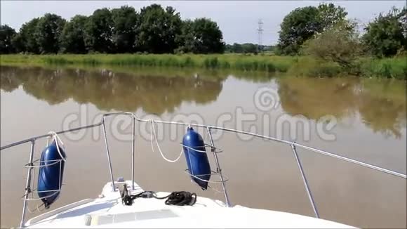 乘船沿着河走视频的预览图