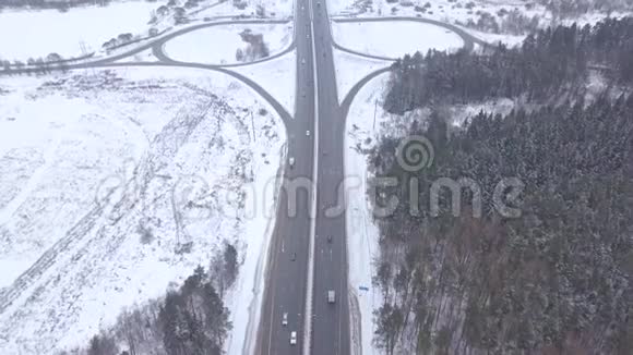 从在冬季公路交叉口行驶的无人机飞机进行空中射击视频的预览图