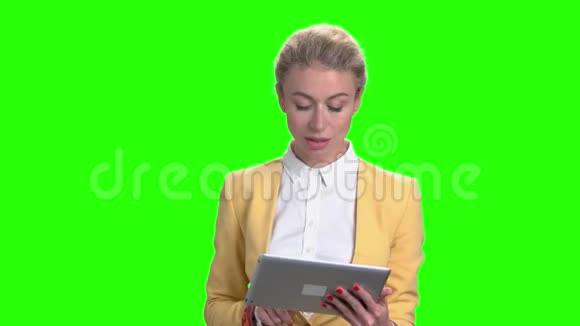 优雅的商业女性在数码平板电脑上工作视频的预览图
