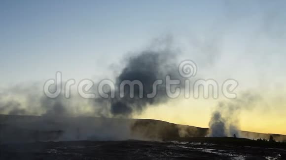 活动地热间歇泉谷位于冰岛北部视频的预览图