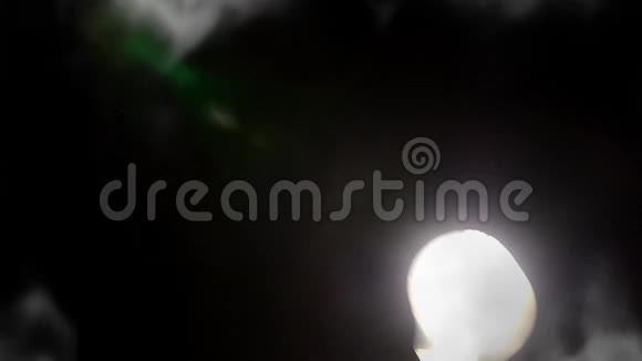 灯泡的想法在雾中烟雾正在边缘飞来飞去烟雾框架视频的预览图