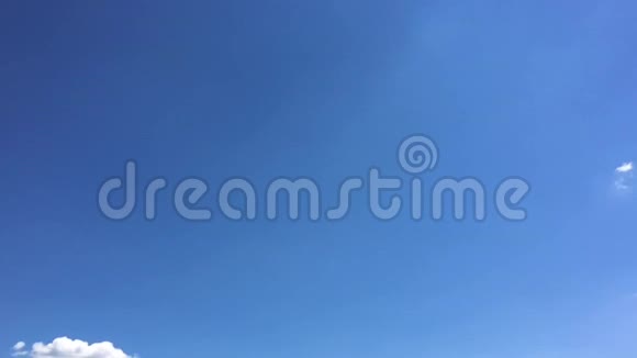 白云在蓝天上的烈日下消失了延时运动云蓝天背景蓝天云蓝天与w视频的预览图