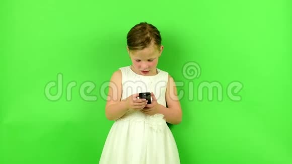 女孩使用遥控器小女孩在色度键背景视频的预览图