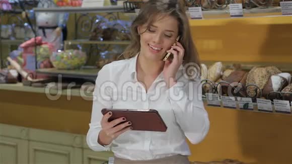 女人在糕点店打电话视频的预览图