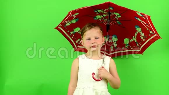 女孩拿着伞小女孩在色度键背景视频的预览图