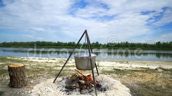 河边壁炉上的大锅视频的预览图