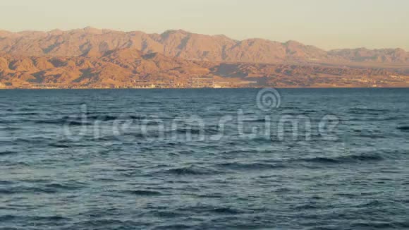 4红海的水和约旦的山在地平线上视频的预览图