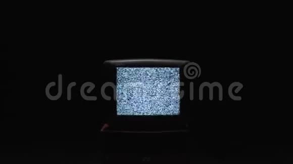 电视屏幕在夜间与白色噪音库存黑暗中旧电视屏幕上的静态噪音视频的预览图
