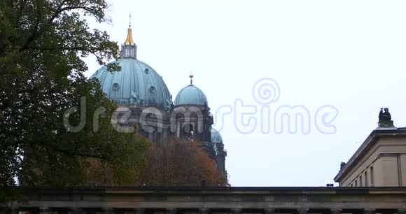 德国柏林博物馆岛柏林天主教会的风视频的预览图