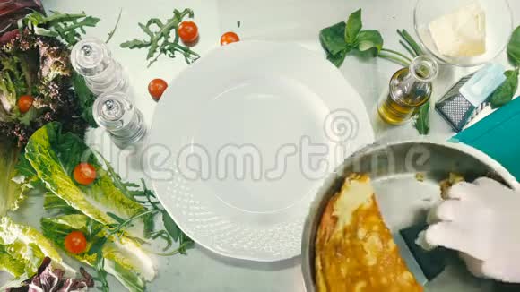 炒鸡蛋和西红柿炒在白色盘子里视频的预览图