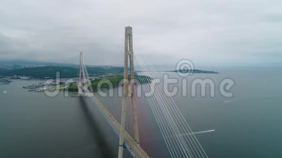 向后飞行在前往东博斯普鲁斯海峡的途中俄罗斯斜拉桥的空中升视图视频的预览图