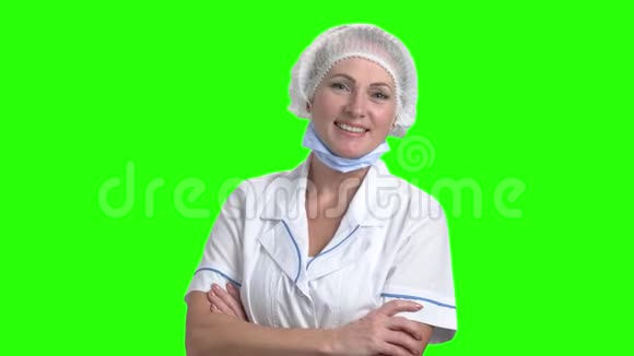 绿色屏幕上相当成熟的医生视频的预览图