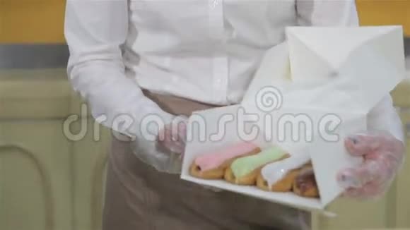 女人带着蛋糕展示盒子视频的预览图