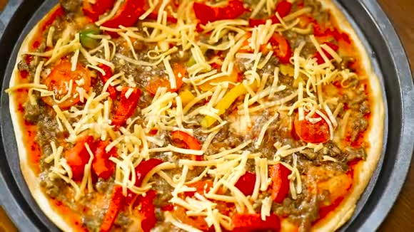 自制披萨与森林蘑菇辣椒和西红柿视频的预览图