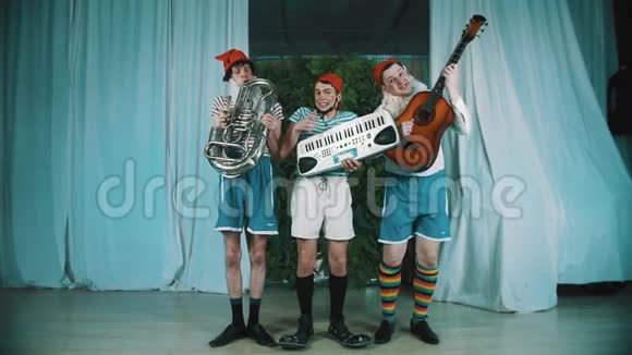 三个扮成侏儒的滑稽男子在现场演奏乐器视频的预览图