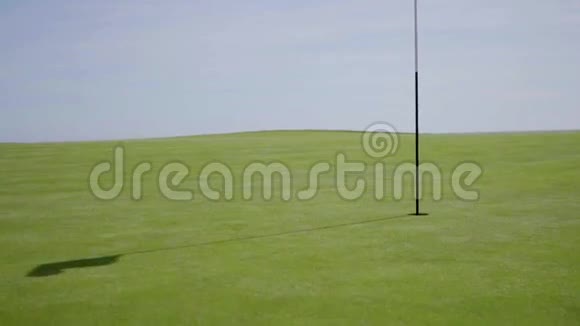 高尔夫球场中间的旗子视频的预览图
