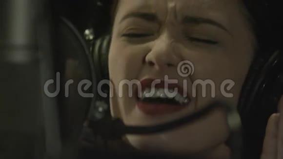 女人在录音室有感情地唱歌视频的预览图