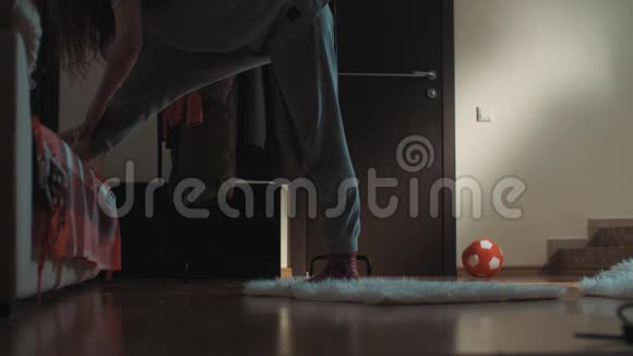 客厅里一个活泼的小女孩在地毯上滑倒不小心弄裂了视频的预览图