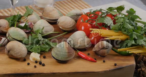 意大利通心粉等离子蛤蜊配料的多利全景视频的预览图