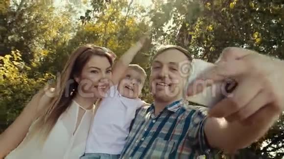 幸福的家庭在森林背景下拍照视频的预览图