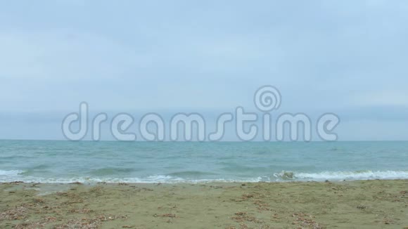 波涛汹涌的海水海浪飞溅风在海滩上吹来暴风雨天气视频的预览图