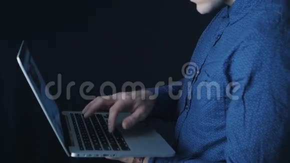 人在笔记本电脑键盘上输入文字视频的预览图