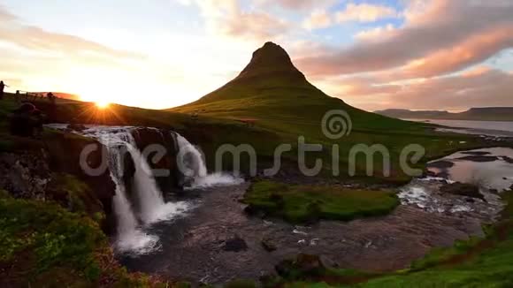 冰岛西部的全景泉日落时的柯克尤费特山瀑布视频的预览图
