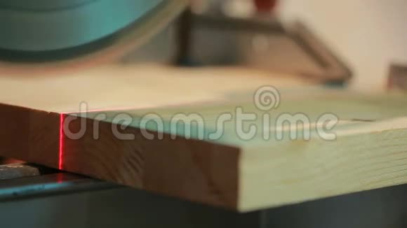 手工锯木板使用激光笔锯视频的预览图