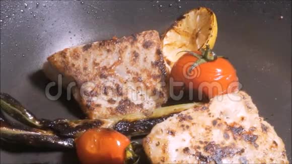 用蔬菜在黑锅上煎鱼视频的预览图
