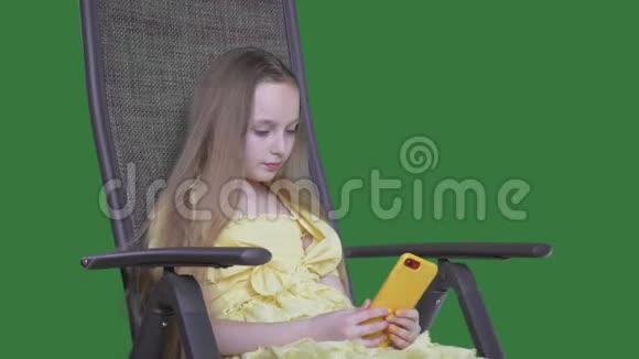 漂亮的少女使用智能手机视频的预览图