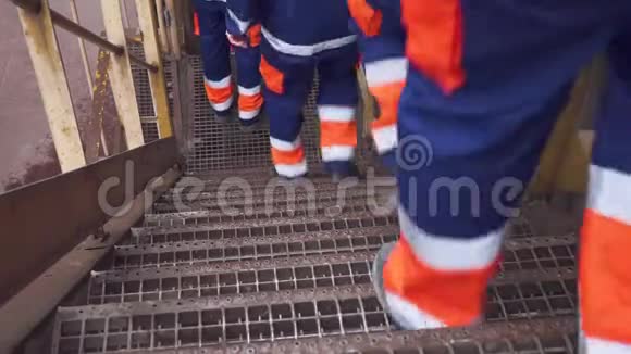工人从楼梯上下来视频的预览图