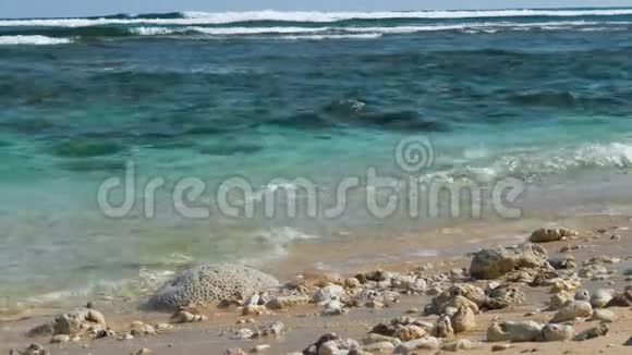 海浪在沙滩上拍打着一些石头背景里夫波视频的预览图