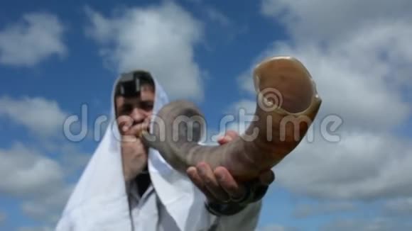 犹太男人吹沙法尔视频的预览图