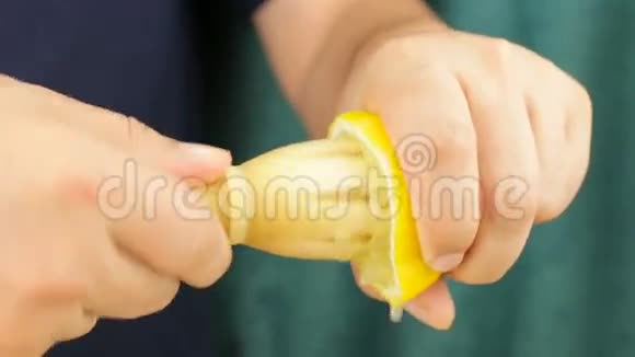 新鲜的柑橘类水果健康饮食观念的视频片段一个人把一只柠檬汁挤在碗里视频的预览图