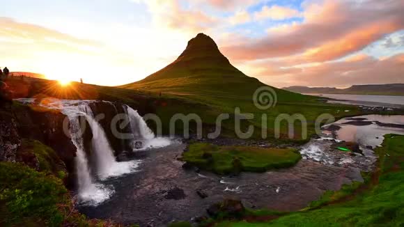 冰岛西部的全景泉日落时的柯克尤费特山瀑布视频的预览图