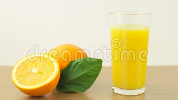 新鲜的柑橘类水果健康食品和饮食概念的视频片段一杯橙汁一片橘子切片视频的预览图