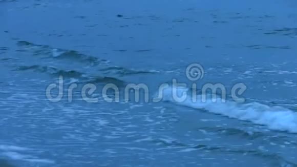 泡沫波在海滨飞溅海洋潮汐冥想的平静背景视频的预览图
