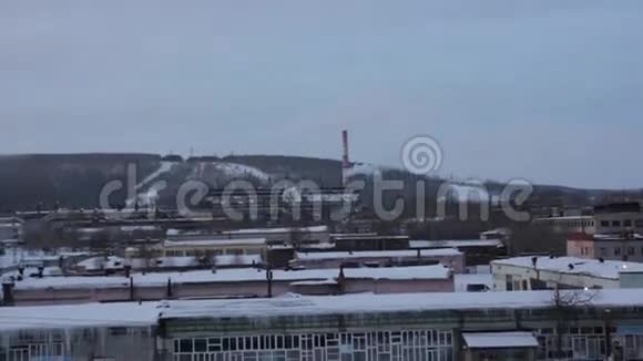 城市工厂在冬天视频的预览图