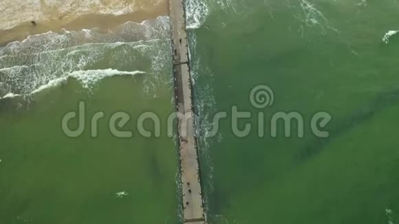 海浪拍打在混凝土桥墩上空中观景敖德萨乌克兰2019年1月视频的预览图