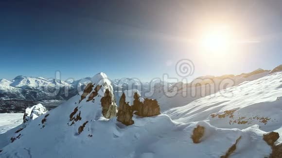 山顶观景台冬季景观视频的预览图