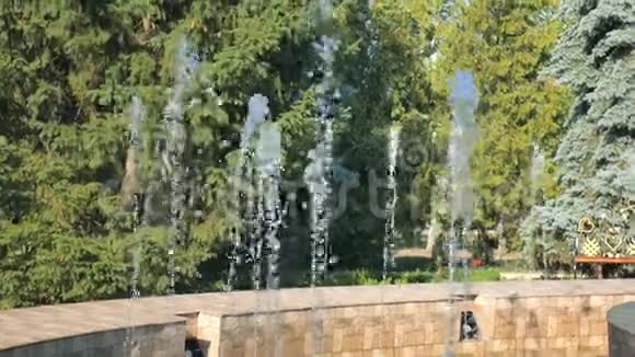 一股水流喷泉背景上是木头城市喷泉视频的预览图