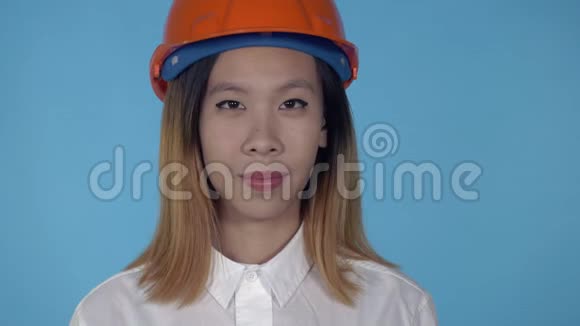 美丽的韩国快乐建筑工人展示手势拇指视频的预览图